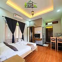 Bilik tidur dengan TV dan almari
