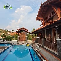 Pintu gerbang kayu berukir