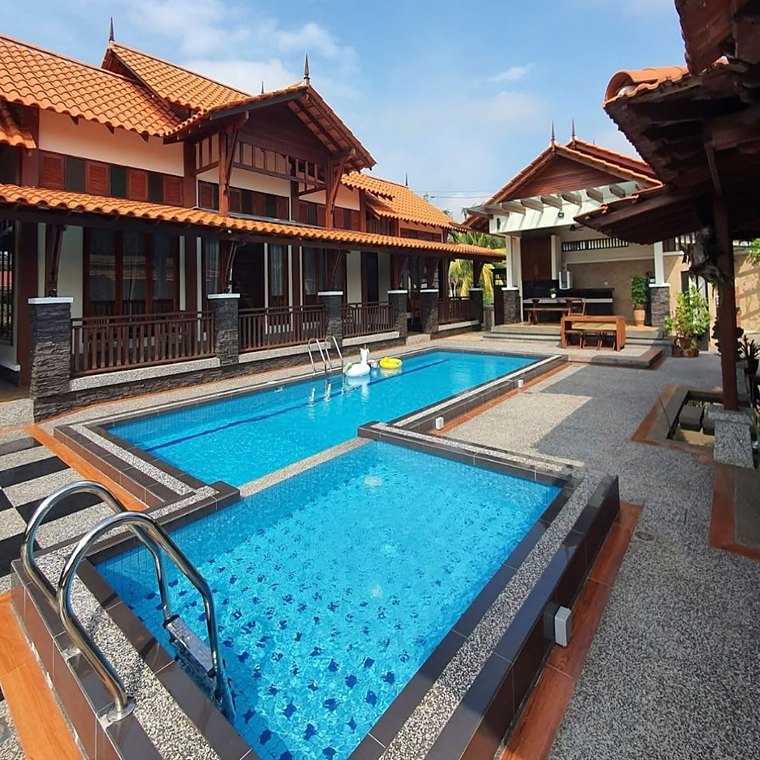 Kolam renang dan rumah kayu