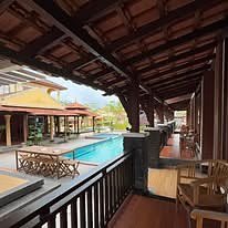 Serambi kayu panjang
